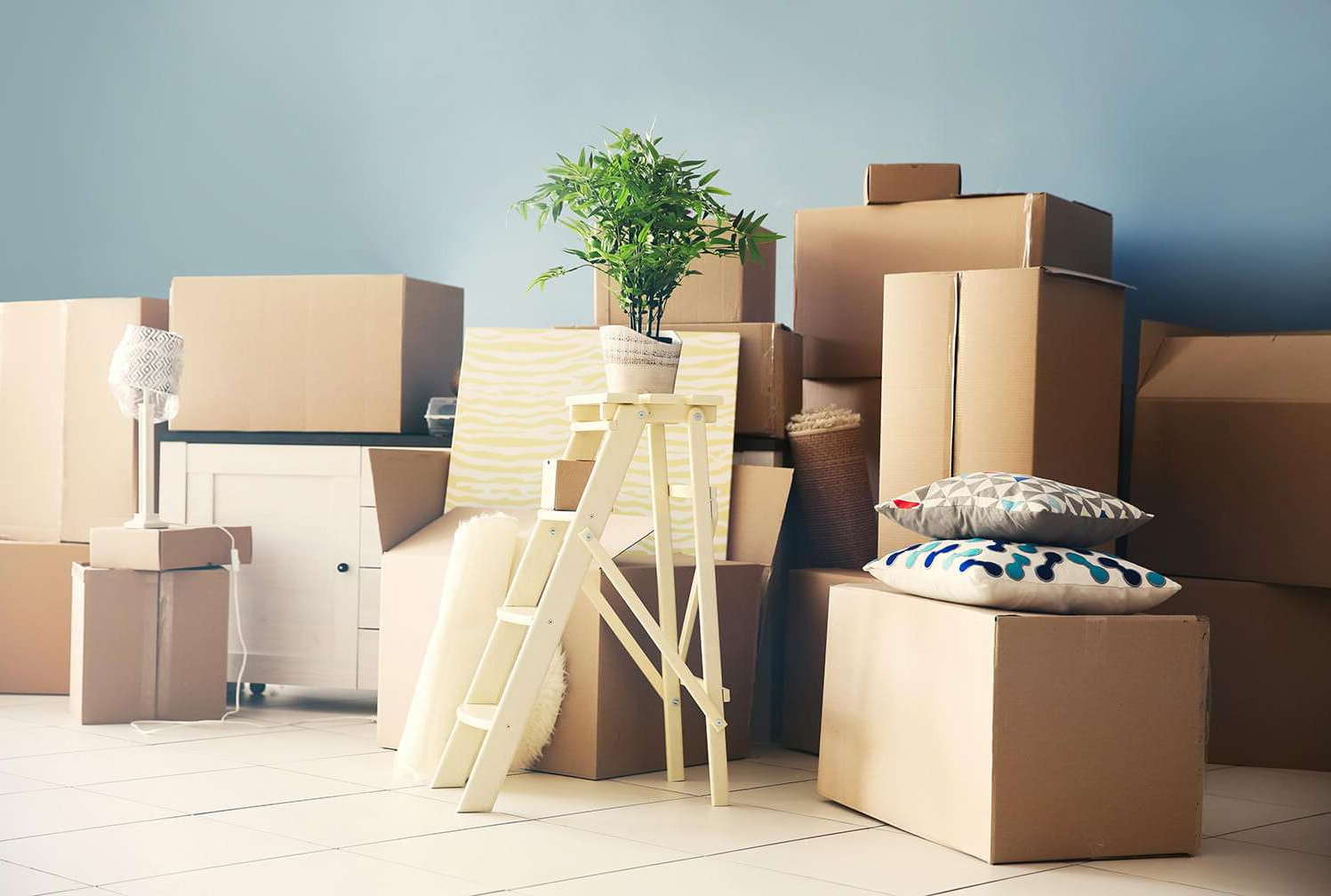 Сколько стоит квартирный переезд. Комната с коробками. Картонные коробки в интерьере. Упаковка мебели. Картонные коробки в интерьере комнаты.